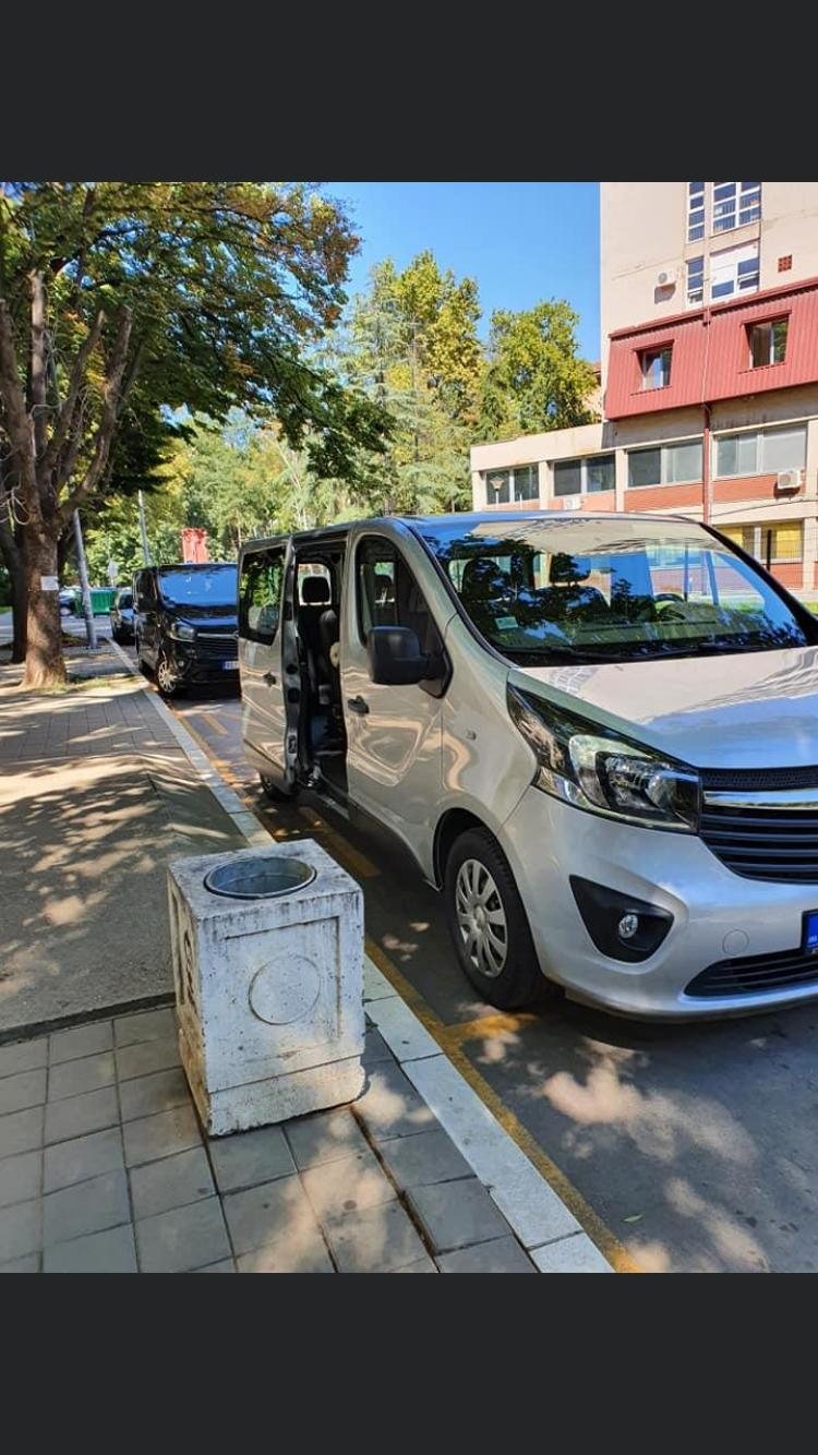 Kombi Poni Transfer sa otvorenim vratima na ulici